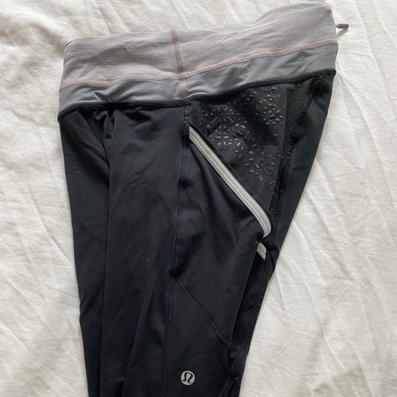 3/4 black Lululemon running leggings - Picture 3 of 5